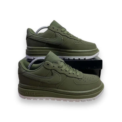 Nike Air Force 1 Low Luxe ""Schwarz Bucktan Gummi gelb""